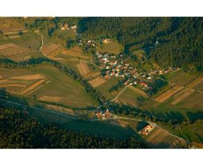 Pogled na Kokarje in romarsko cerkev Marije Device